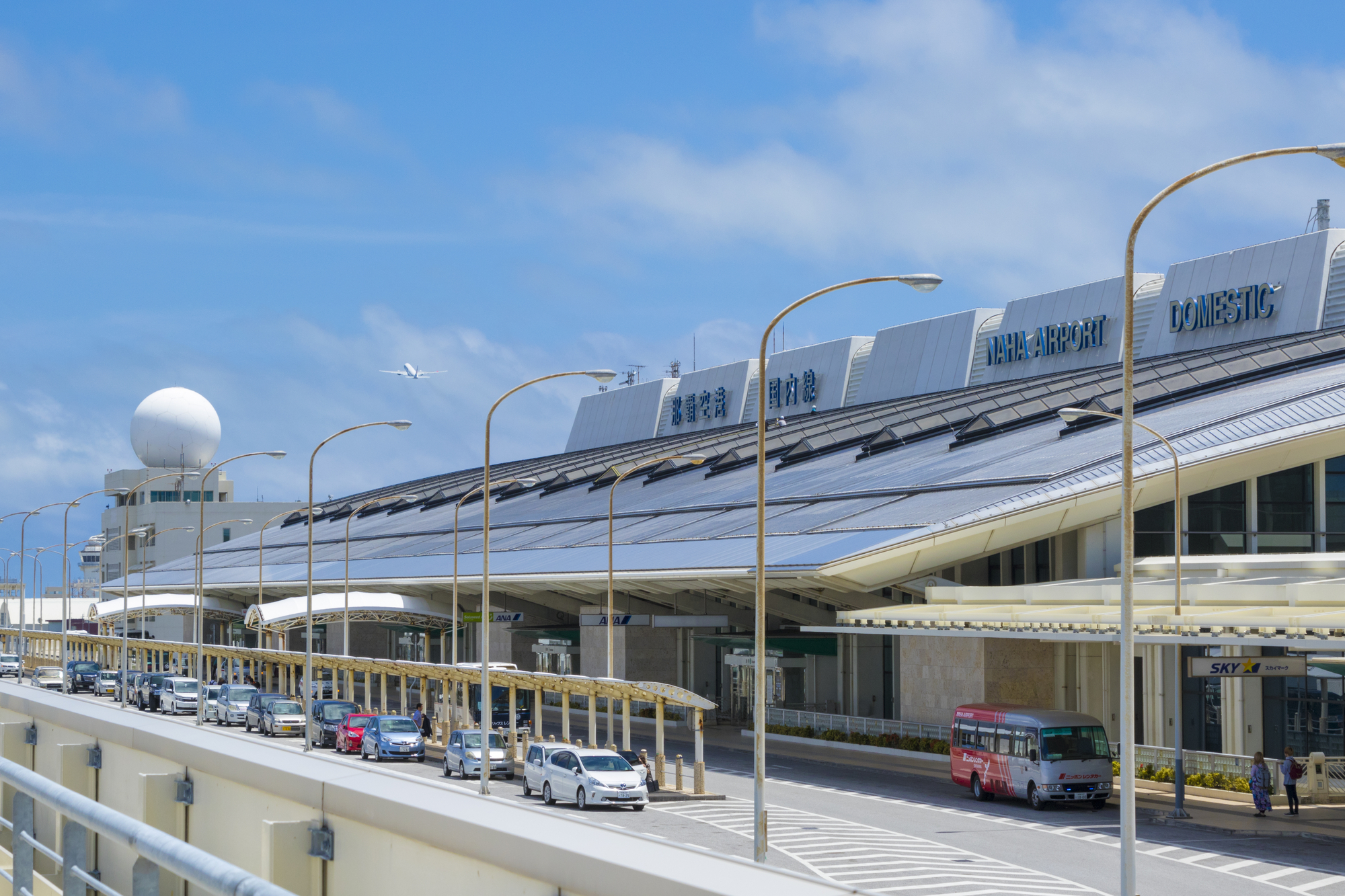 2時間で到着！那覇（沖縄）空港-伊丹空港の航空券の料金と本数・お得な